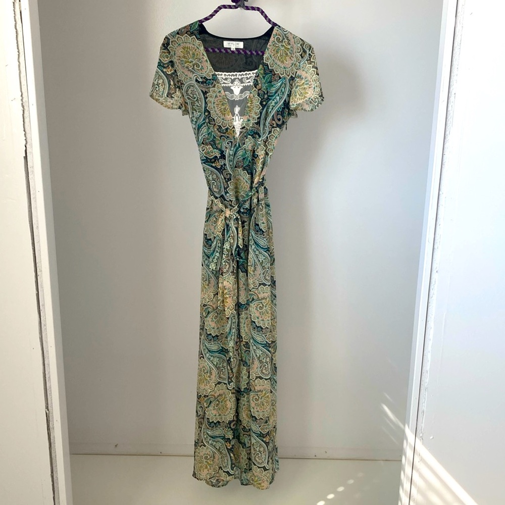 Floor length fall chiffon dress. It can tie to the front or back with a slit.